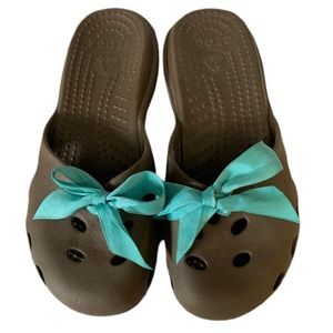 Crocs Sz 7 Womens Brown Turquoise Audrey Ribbon Bow Sandal Slides Excellent Used